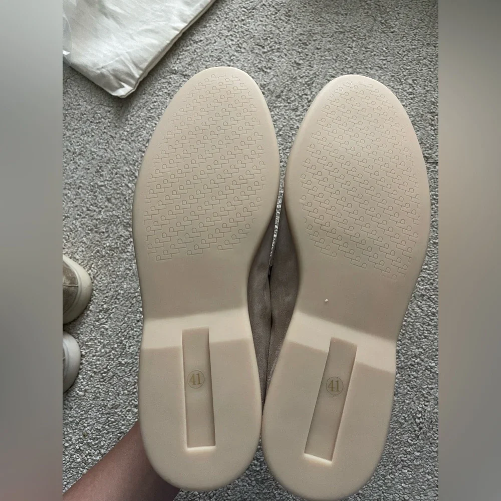NWOB GENUINE SOFT SUEDE LOAFERS IN CRÈAM / BLUSH EUR41/ US9 - Picture 6 of 9